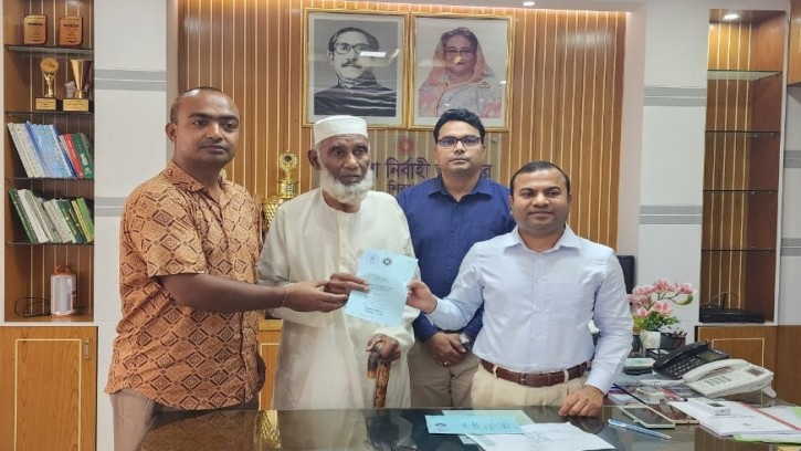 শিবগঞ্জে সেই বৃদ্ধ দাহারুল পেলেন বয়স্ক ভাতাবই