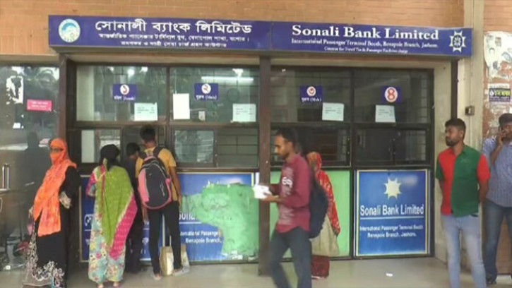 বেনাপোল দিয়ে যাত্রী পারাপার কমেছে অর্ধেক, রাজস্ব আয় ও ব্যবসা বাণিজ্যে ধ্বস 