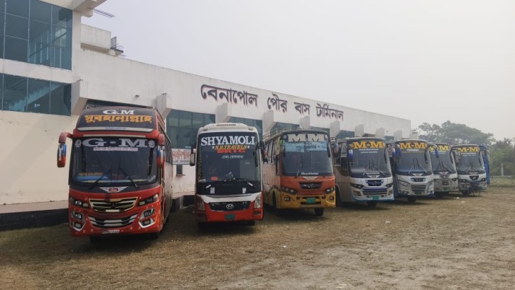 অবশেষে ৭ দিন পর বেনাপোল থেকে দুরপাল্লার বাস চলাচল শুরু 