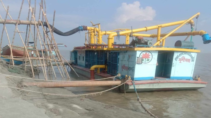 হরিরামপুরে ড্রেজারে চলছে বালু লোড-আনলোড, বাঁধ ধসের আশংকা