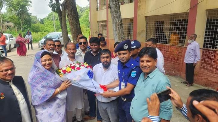 হরিরামপুরে ঢেউটিন ও অর্থ বিতরণ