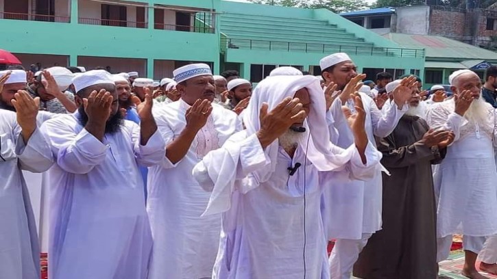 মানিকগঞ্জে চোখের জল ফেলে  সালাতুল ইসতিসকার আদায়
