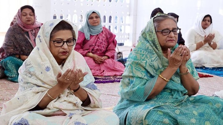 সিলেটে দুই মাজার জিয়ারত করেছেন প্রধানমন্ত্রী