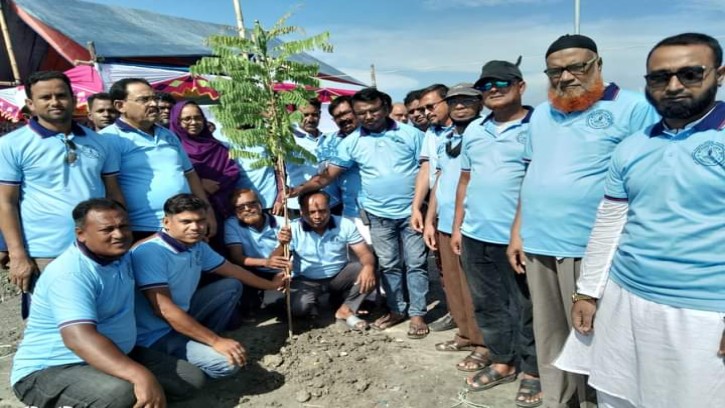 কপিলমুনি প্রেসক্লাবের উদ্যোগে বৃক্ষরোপণ ও বার্ষিক বনভোজন