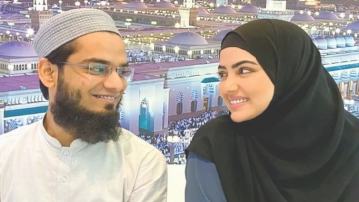  মুফতি স্বামীর প্রশংসায় অভিনেত্রী সানা খান