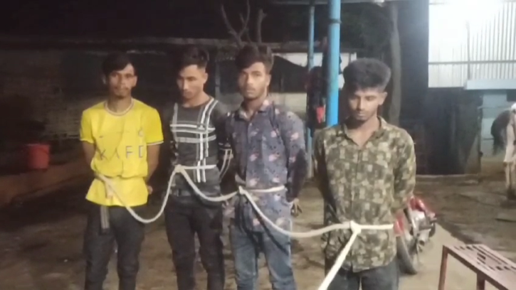 চাঁপাইনবাবগঞ্জে ডাকাতির প্রস্তুতিকালে দেশীয় অস্ত্রসহ ৪ ডাকাত আটক