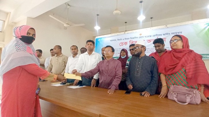 শিবগঞ্জেক্যান্সার, কিডনি-লিভারসিরোসিস রোগীদেরমাঝে চেক বিতরণ