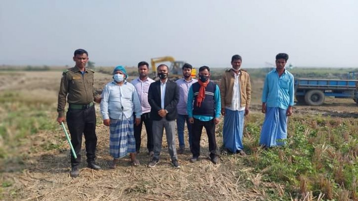 অবৈধভাবে মাটি কাটায় সোনাগাজীতে ভ্রাম্যমাণ আদালতের অভিযান