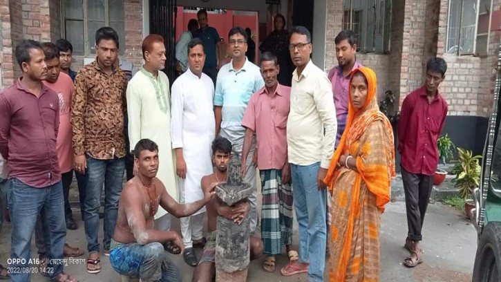 পাইকগাছায় কপোতাক্ষ নদীতে শিবলিঙ্গ মূর্তি উদ্ধার