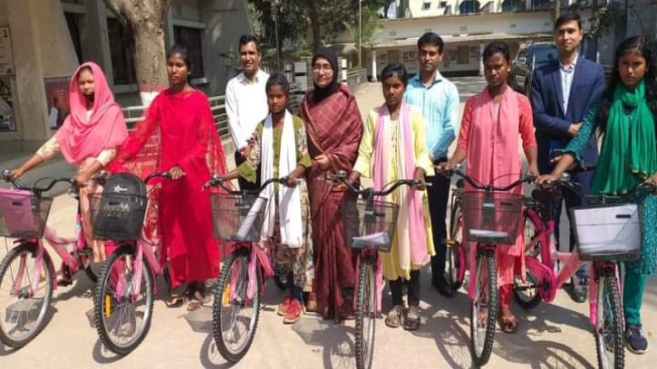 গোবিন্দগঞ্জে ক্ষুদ্র নৃ-গোষ্ঠীর শিক্ষার্থীদের মাঝে বাইসাইকেল ও শিক্ষাবৃত্তি বিতরণ