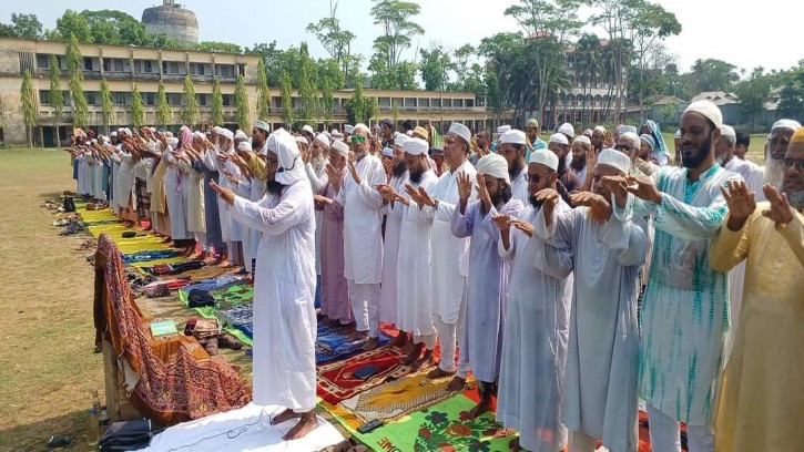 তীব্র তাপদাহ থেকে মুক্তি পেতে আমতলীতে ইসতিসকার নামাজ আদায়