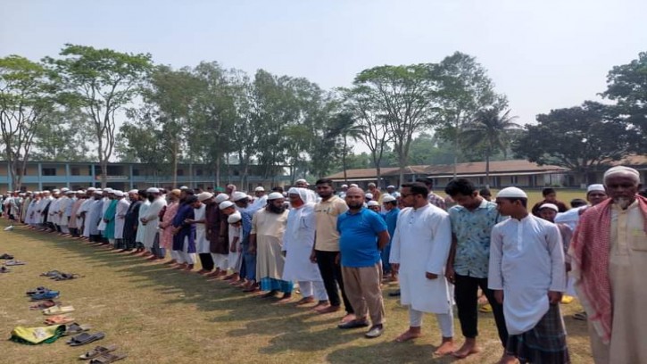 গোবিন্দগঞ্জে বৃষ্টির জন্য নামাজ আদায়