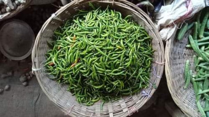 গাইবান্ধায় কাঁচা মরিচের কেজি ৩২০ টাকা, ক্রেতাদের নিরব কান্না 
