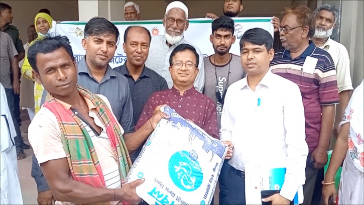 শিবগঞ্জে মাছের উপকরণ বিতরণ