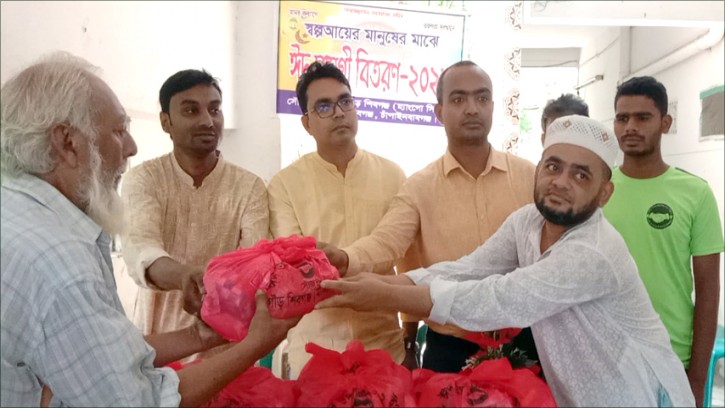 শিবগঞ্জে শতাধিক স্বল্পআয়ের মানুষ পেলেন ঈদসামগ্রী