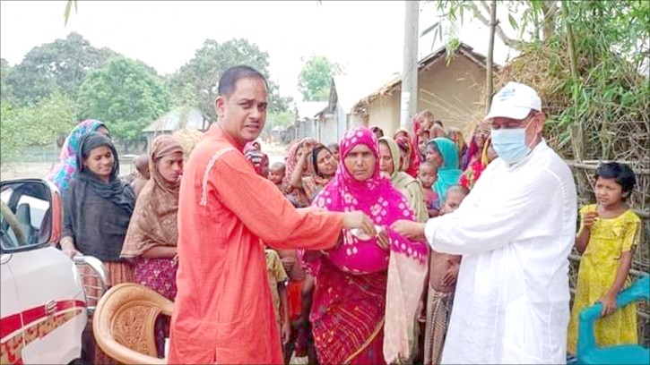 শিবগঞ্জে অসহায়-দুস্থদের মাঝে খাদ্যসামগ্রী বিতরণ