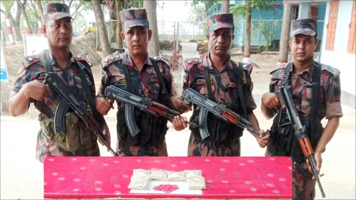 সোনামসজিদ সীমান্তে হেরোইন ও ইয়াবা উদ্ধার
