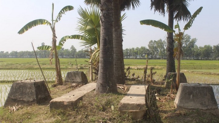 পত্নীতলায় দীর্ঘদিন ধরে অবহেলায় পড়ে আছে চীনামাটি