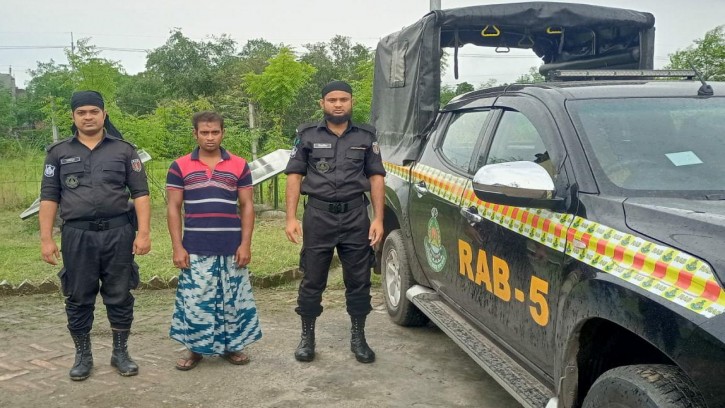 চাঁপাইনবাবগঞ্জের শীর্ষ মাদক ব্যবসায়ী কালু র‍্যাবের হাতে গ্রেফতার