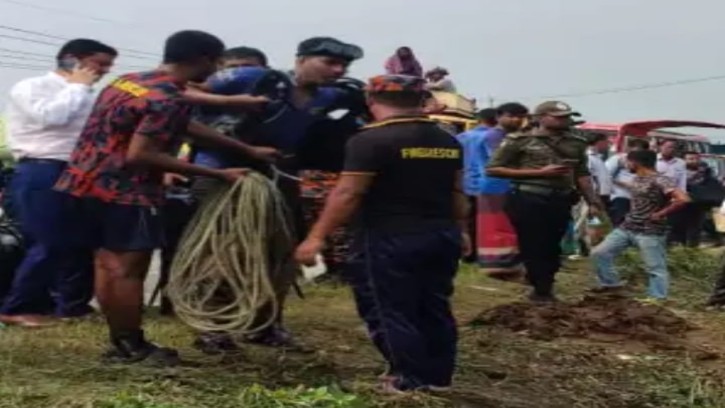 আকিজ গ্রুপের স্টাফ বাস কেড়ে নিলো ৪ প্রাণ 