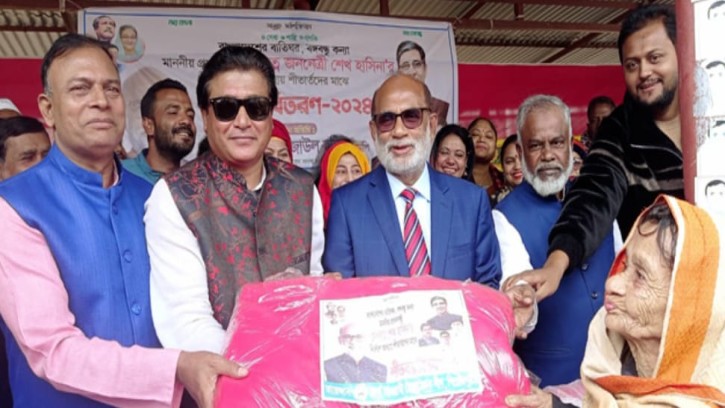 পিরোজপুরে শীতার্তদের মাঝে কম্বল বিতরণ