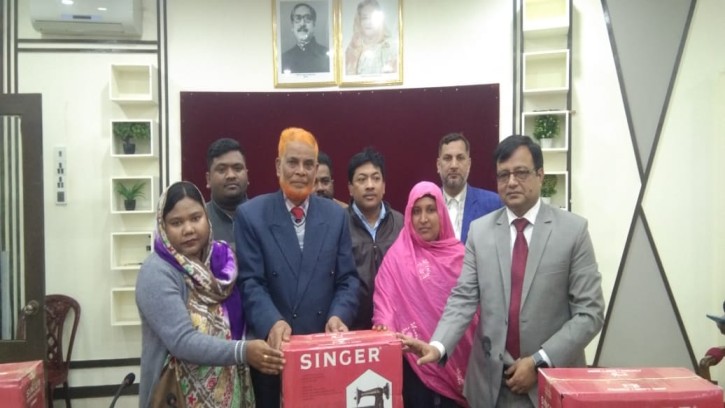 চাঁপাইনবাবগঞ্জে জেলা পরিষদের অর্থায়নে নারীদের মাঝে সেলাই মেশিন বিতরণ 