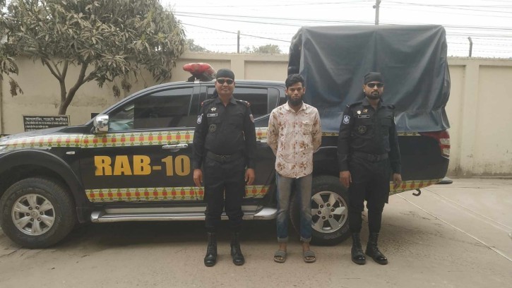 রাজবাড়ীতে অস্ত্রসহ বেকায়দা মানিক গ্রেপ্তার 