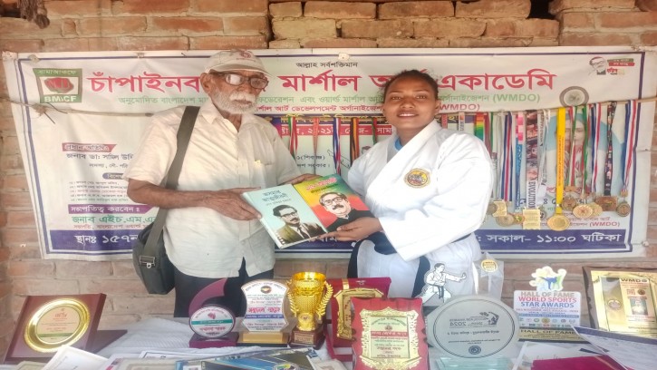 আন্তর্জাতিক অ্যাওয়ার্ডপ্রাপ্ত রোকেয়াকে সম্মাননা দিলেন সাংবাদিক তসলিম