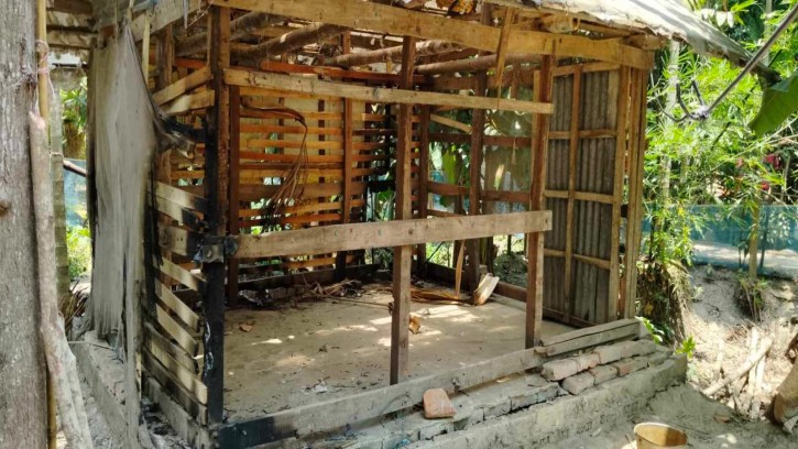 ইন্দুলকানি উপজেলা আওয়ামী লীগ নেতার বাড়িতে শেখ রাসেল স্মৃতি পাঠাগারে আগুন