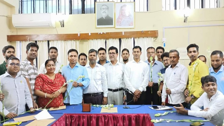 পিরোজপুর জজ আদালত সহকারী কর্মচারী কল্যাণ সমিতির শপথ