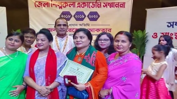 মানিকগঞ্জে গুণীজন সম্মাননা 