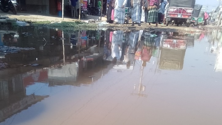 নজিপুরে ড্রেনের পঁচা পানি রাস্তায়, ভোগান্তিতে জনসাধারণ