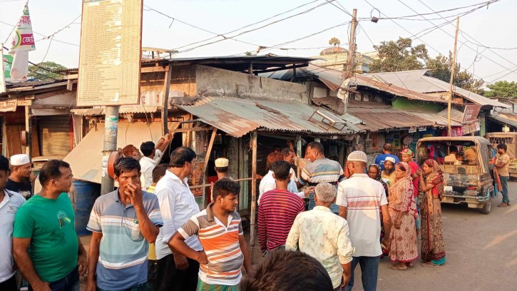 আমতলীতে যত্রতত্র গড়ে ওঠা ৪৫টি অবৈধ স্থাপনা উচ্ছেদ