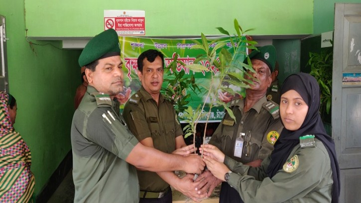 শিবগঞ্জে আনসার ভিডিপির বৃক্ষ রোপণ অভিযানের উদ্বোধন