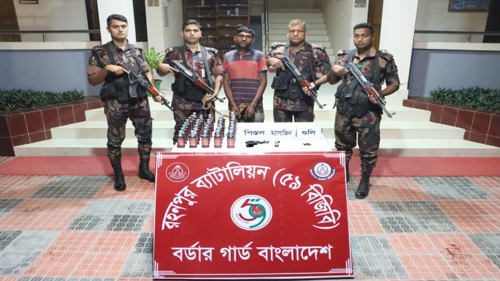 সোনা মসজিদ সীমান্তে অস্ত্র ও গুলি সহ যুবক আটক