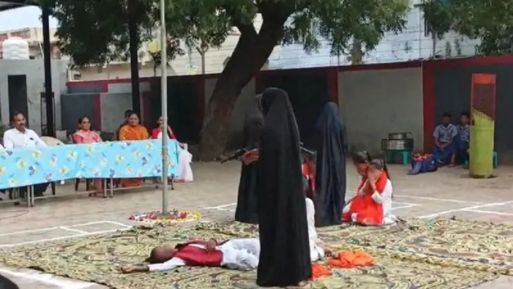 গুজরাটের স্কুলে বোরকা পরা ছাত্রীদের ‘সন্ত্রাসী’ রূপে দেখানোয় বিতর্ক