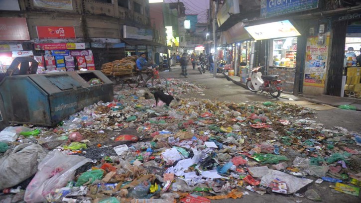 যশোরে হরিজন পল্লীতে বিদ্যুৎ বন্ধের প্রতিবাদে রাস্তায় ময়লার স্তুপ 