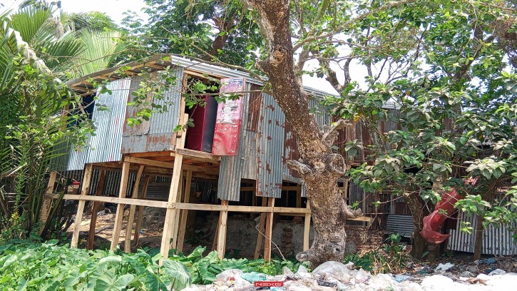 তালতলীতে খালে অবৈধ স্থাপনা তৈরীর সংবাদ সংগ্রহে সাংবাদিককে বাঁধা!