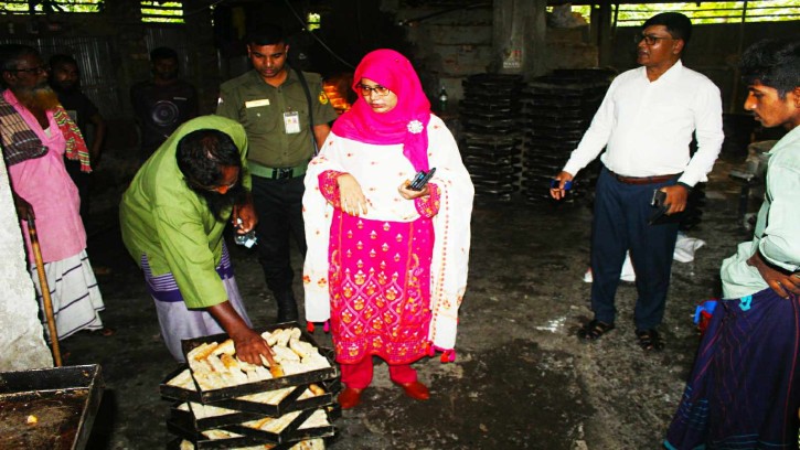 পাইকগাছায় ভ্রাম্যমাণ আদালতে দুই বেকারী মালিককে জরিমানা 