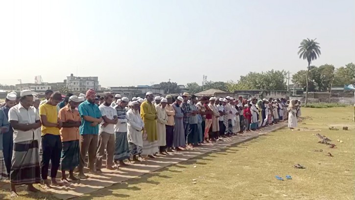 শিবগঞ্জে বৃষ্টি জন্য বিশেষ নামাজ আদায়