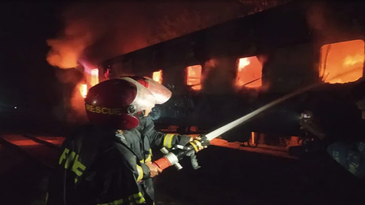 জামালপুরের সরিষাবাড়ীতে ট্রেনে আগুন