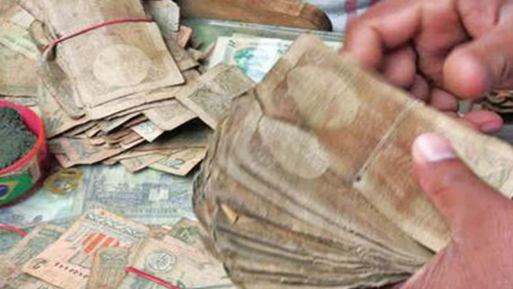 ছেঁড়াফাটা টাকা নিয়ে দিশেহারা ৫শ’ ক্ষুদ্র ব্যবসায়ী