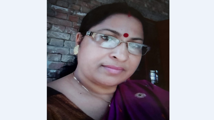 শিক্ষিকা ভারতে তবুও নিয়মিত স্বাক্ষর করছেন হাজিরা খাতায়! তুলছেন বেতন ভাতা