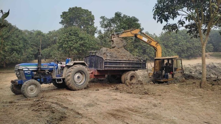 শিবগঞ্জে থামছেই না অবৈধভাবে পুকুর খনন ও বালি উত্তোলন