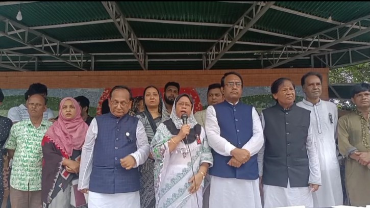 ২১ আগষ্ট গ্রেনেড হামলাার প্রতিবাদে চাঁপাইনবাবগঞ্জে বিক্ষোভ