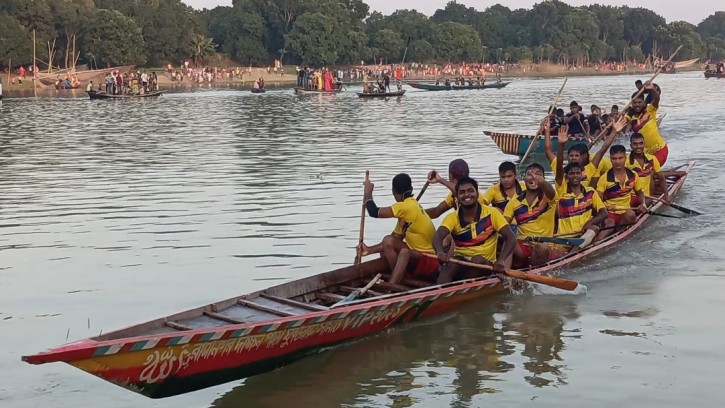 চাঁপাইনবাবগঞ্জে গ্রামবাংলার ঐতিহ্যবাহী নৌকাবাইচ প্রতিযোগিতা