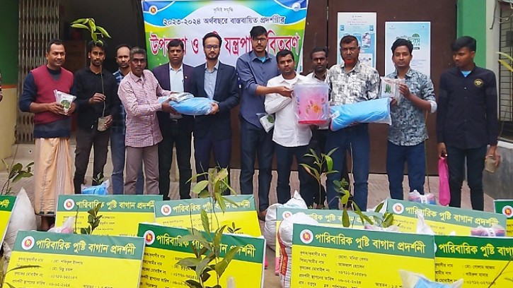 শিবগঞ্জে কৃষক-কৃষাণীদের মাঝে কৃষি উপকরণ বিতরণ