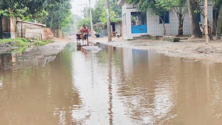 শিবগঞ্জে রাস্তায় জলাবদ্ধতায় জনভোগান্তি চরমে