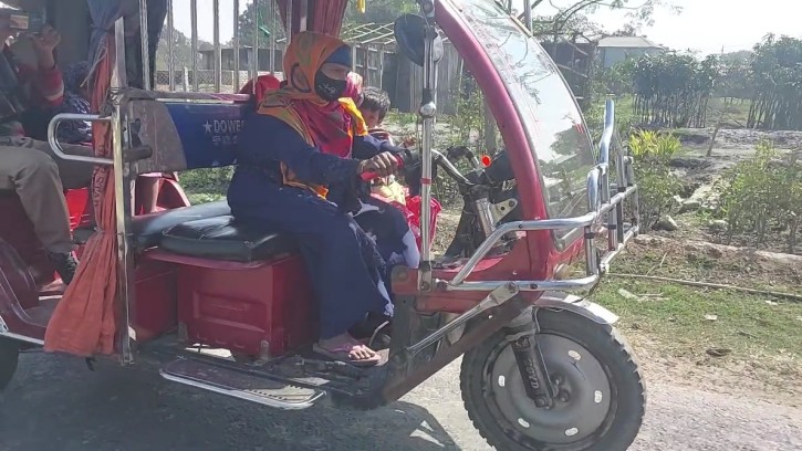 দুই মেয়েকে নিয়ে এক মায়ের সংগ্রাম