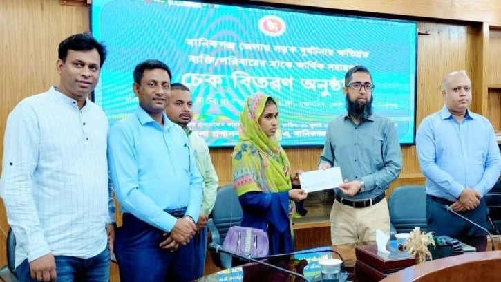  কোটি টাকার অনুদান দিলেন মানিকগঞ্জের ডিসি!